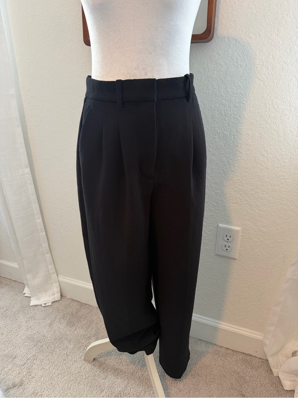Aritzia Wilfred Black High-Waisted Pleated Trousers Size 6